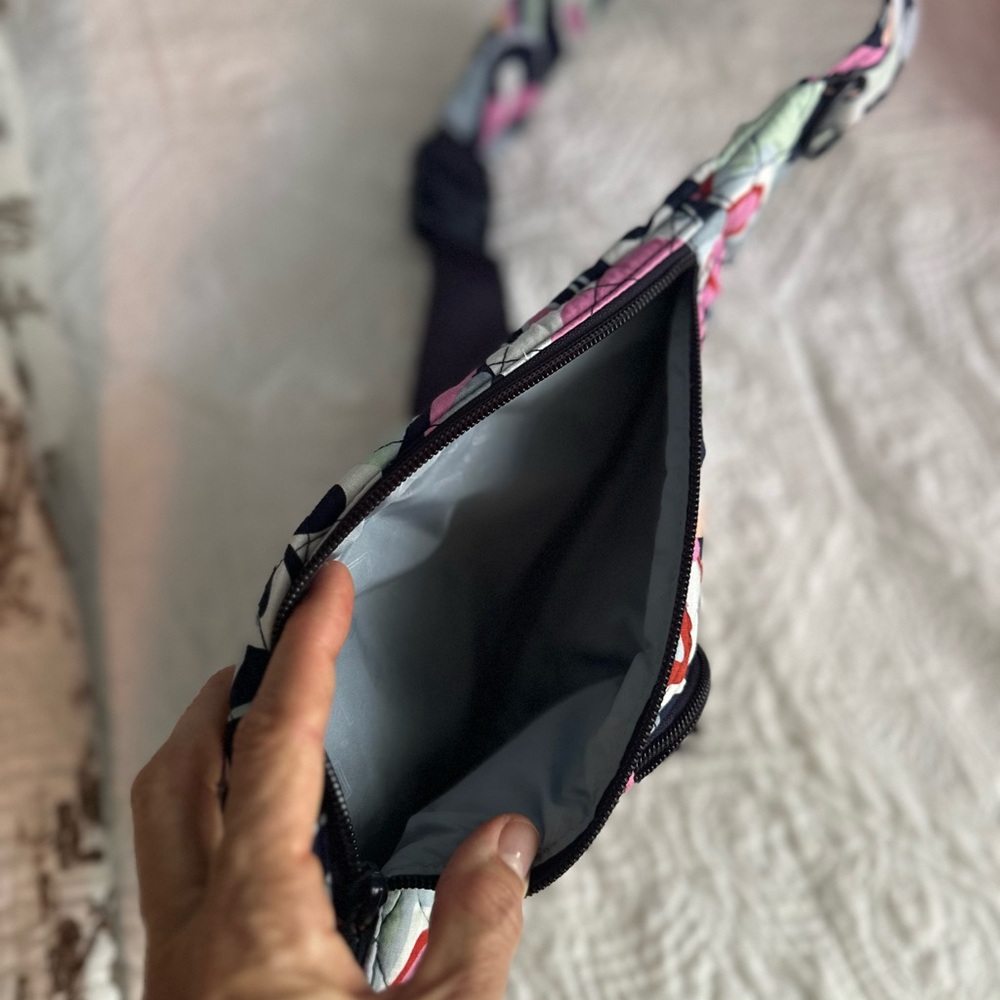 New with Tag Vera Bradley Essential Compact Sling - Picture 4 of 5